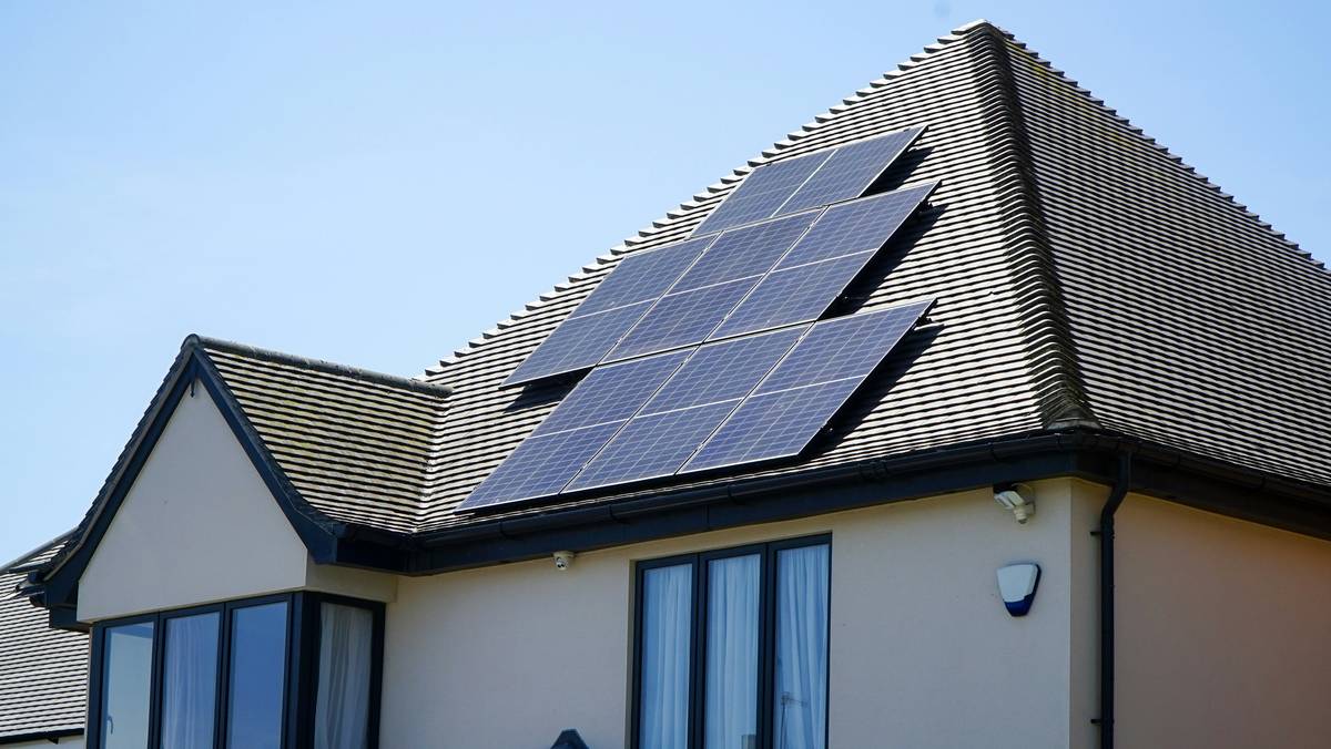 Rooftop installation of commercial solar panels showing benefits of solar panels for businesses through reduced grid dependence and lower operating costs